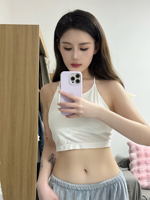【S級泄密】高顏值氣質美乳妹，這美乳苞是真頂，與肌肉男友性愛視頻流出，口爆深喉，各種情趣絲襪爽肏高潮