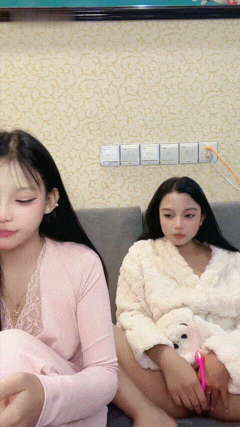 嫩妹菲菲每天都饿少女之心 携闺蜜一起 全裸自慰秀 极品身材大奶嫩穴 高能无尿点