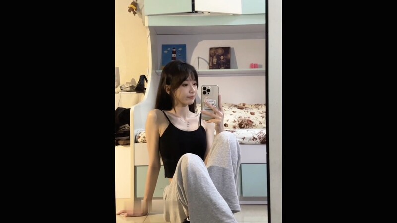 明星級超高顏值美女內心裏的欲望完全被打開，被調教成小母狗，日常花樣性愛自拍