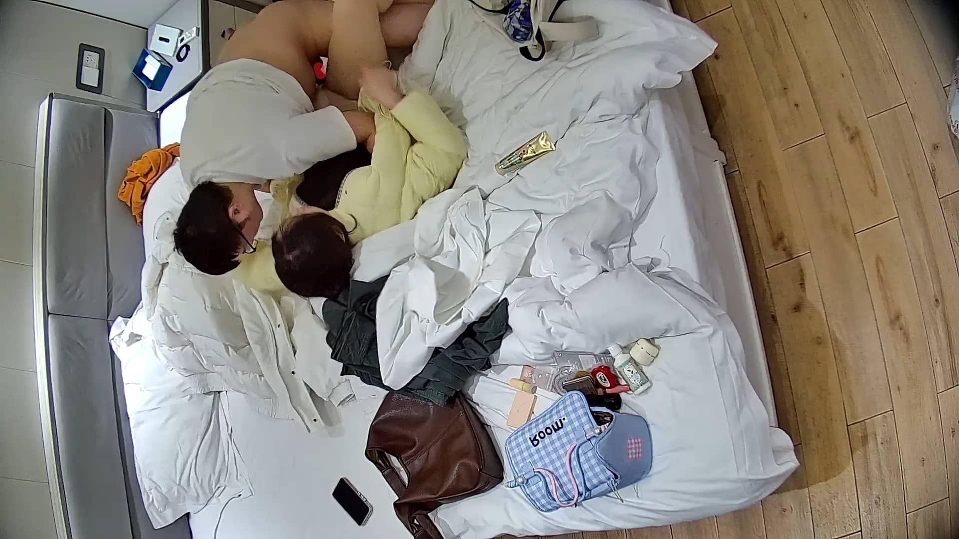 2-5酒店偷拍 眼镜小胖不顾漂亮女友生理期把她强行按床边撩开插入内射