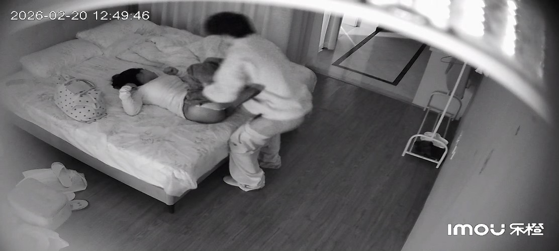 2-20流出乐橙酒店偷拍 猥琐男友退房之前硬脱妹子牛仔裤按着操一炮才走