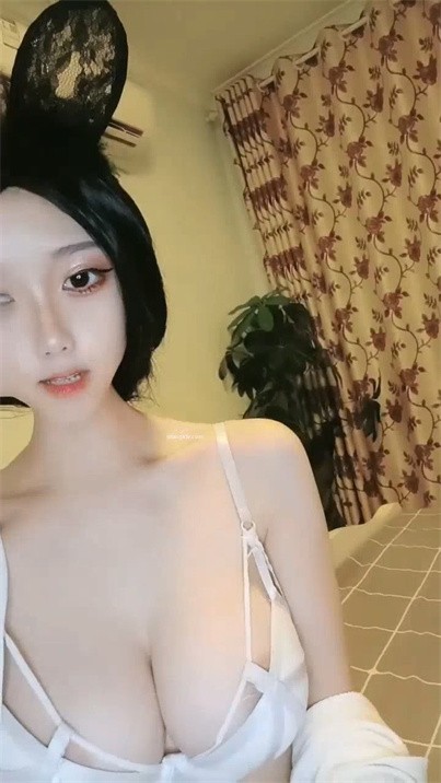 爆乳丰臀网红女神duangduang巨乳豪华展示超挺豪乳 掉地上能砸两个大坑的爆乳