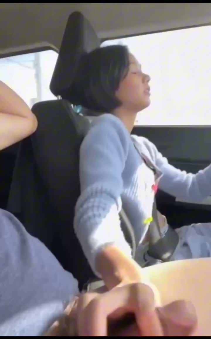 猎奇：女司机边开车边帮小男友打飞机撸管！这才是速度与激情呀！
