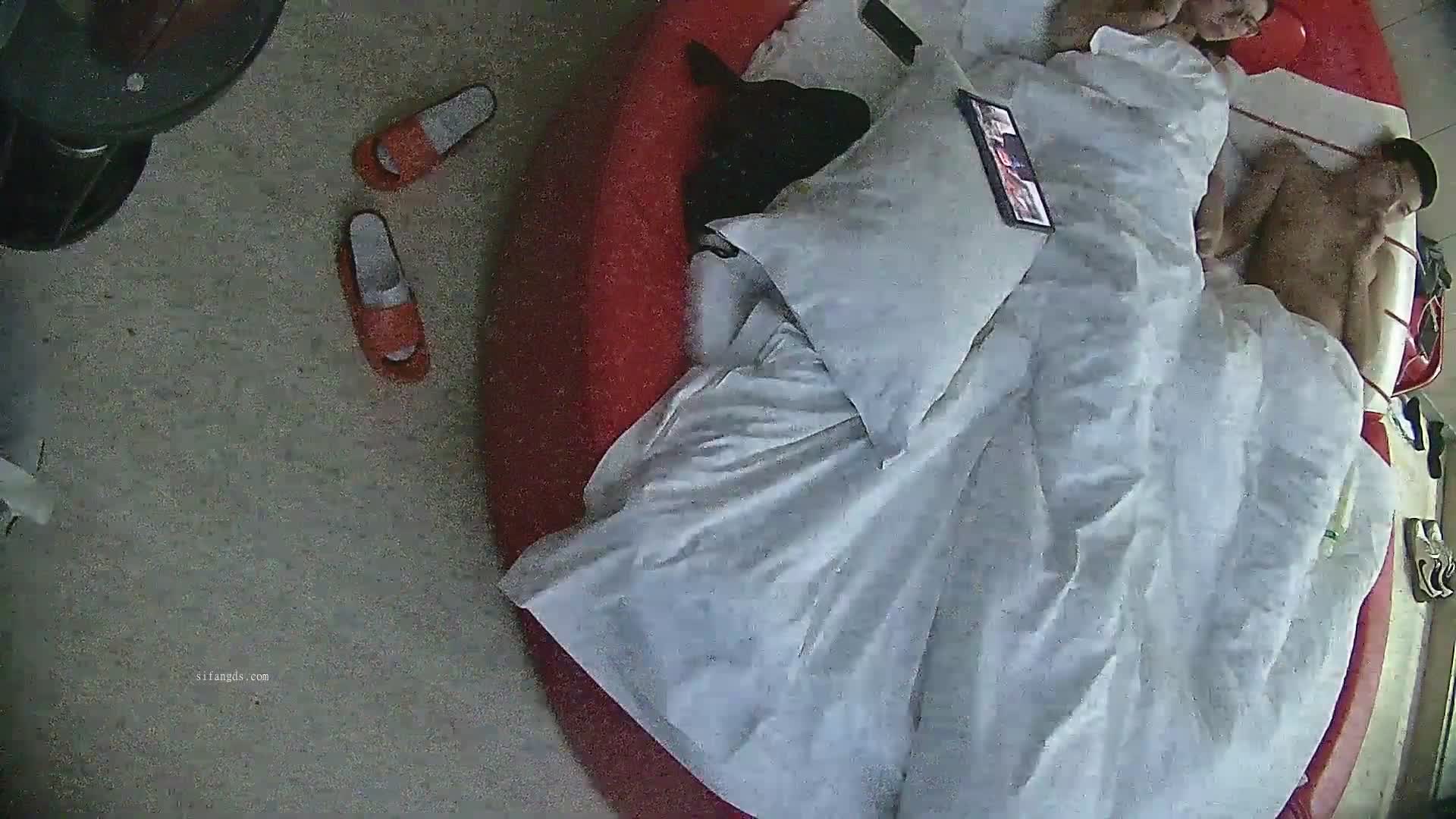 流出酒店情趣圆床偷拍猴急小伙把眼镜御姐范女友黑丝扒开一半就迫不及待插入