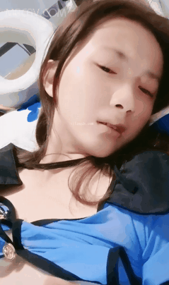 真实清纯女大学生寝室下海,熄灯后上床拉上床帘玩水晶棒棒,高潮壹脸潮红还不敢叫出声
