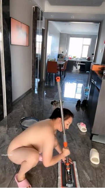 骚熟女【大黑蝴蝶】贤妻良母裸体做家务，榨精搜廋猴老公，口活相当给力，龟男的小鸡吧根本无法满足