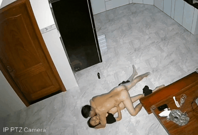 黑客破解家庭摄像头偷拍夫妻寻刺激在厨房地板做爱被房间出来准备上厕所的女儿撞到当场社死尴尬的缩回房间