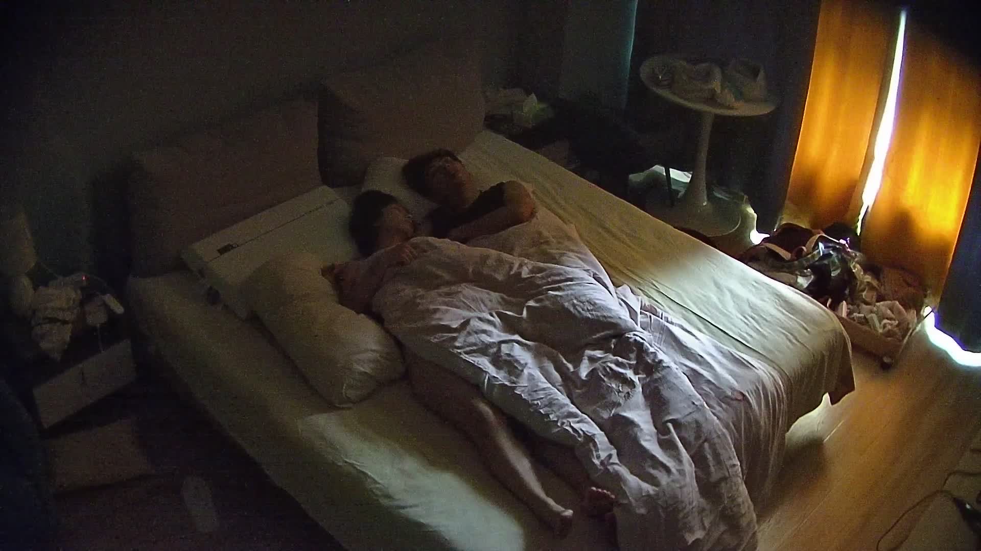 公寓酒店  眼镜小情侣 看上去热恋中 女生穿睡衣的样子挺漂亮的 女人是不是都穿衣服的时候更好看1