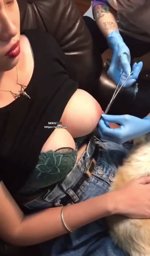 高颜纹身妹纸 网上直播穿孔打乳环~1