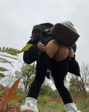 大胆御姐，反差骚母狗【Asia-GoodLuck】户外极限露出，开裆裤内塞跳蛋继续景区自慰喷水【MP4/3.3GB】