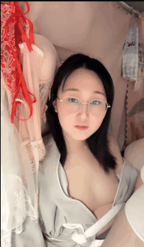 当代大学生人间真实,大四学姐为了赚钱不惜在寝室里下海,室友出去实习,自己床上开秀