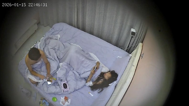 1-16流出酒店偷拍连续两天入住的情侣极品翘臀女神被臭小子玩穴后用臭吊猛操
