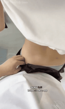 兄妹乱伦大神和亲妹妹乱伦妹妹在阳台打电话强制按在地板上操，床上拽着头发深顶，插的痛不欲生