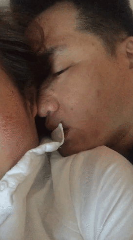 极品少妇中年夫妻的性爱之旅，女的又欲又骚，激情不断，疯狂舔逼，叫声诱人！