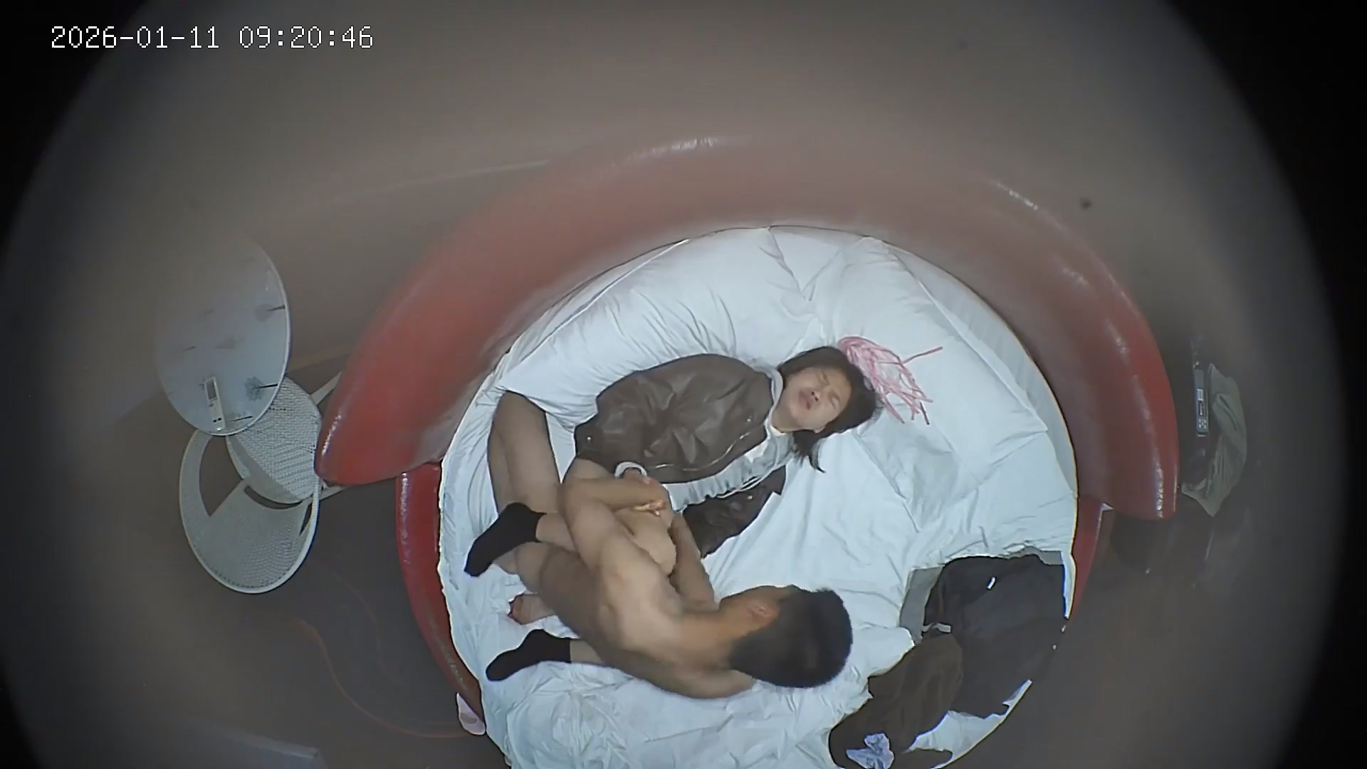 1-12流出酒店情趣震动圆床偷拍 小哥拽着女友的吊带挥舞起粉色的皮鞭疯狂操