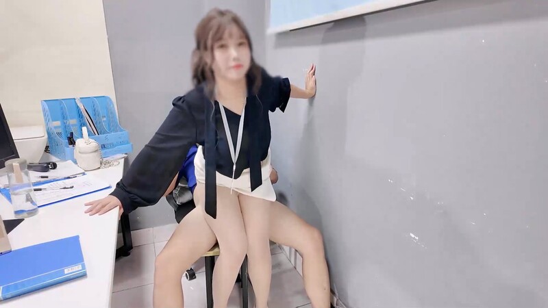 舅妈的爱情故事公司开会办公室里偷操舅妈 门外人来人往惊险刺激 舔的小穴水汪汪 大量特写抽插湿透内射