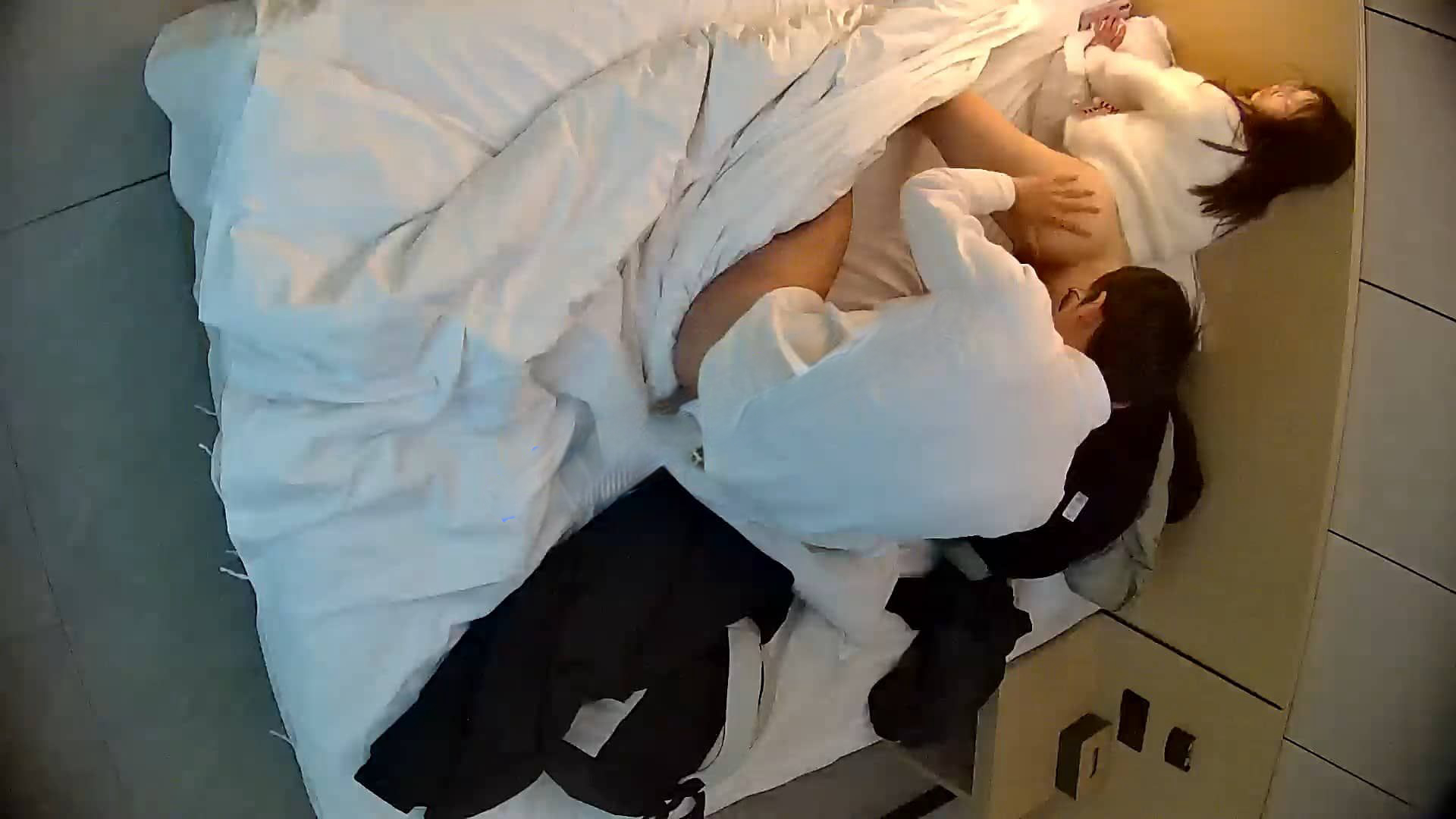 【酒店针孔偷拍】❤️20260111❤️小虎牙可爱软萌妹子睡眼惺忪的帮男友打飞机