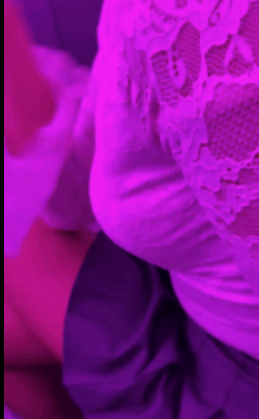 【会喷水亲姐姐】给姐姐新买的超短裙搭配半乳装一起去KTV唱歌包间内让她美穴对着门口服务员路过偷看一览无遗高清无水印版