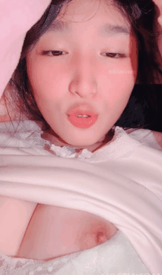 真实清纯大学女生寝室撩骚,室友周围聊天声音很清晰,躲在床上被窝里褕褕掰B紫薇