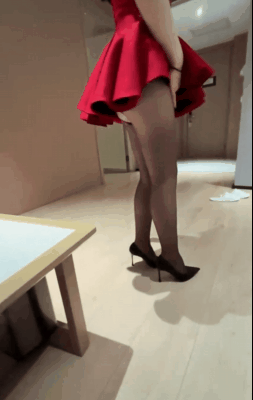 会喷水的亲姐姐打破传统圣诞服侍今年采用“无内衬半乳小吊带”趴地上对着别人门口开操姐姐被刺激的内裤全喷湿了
