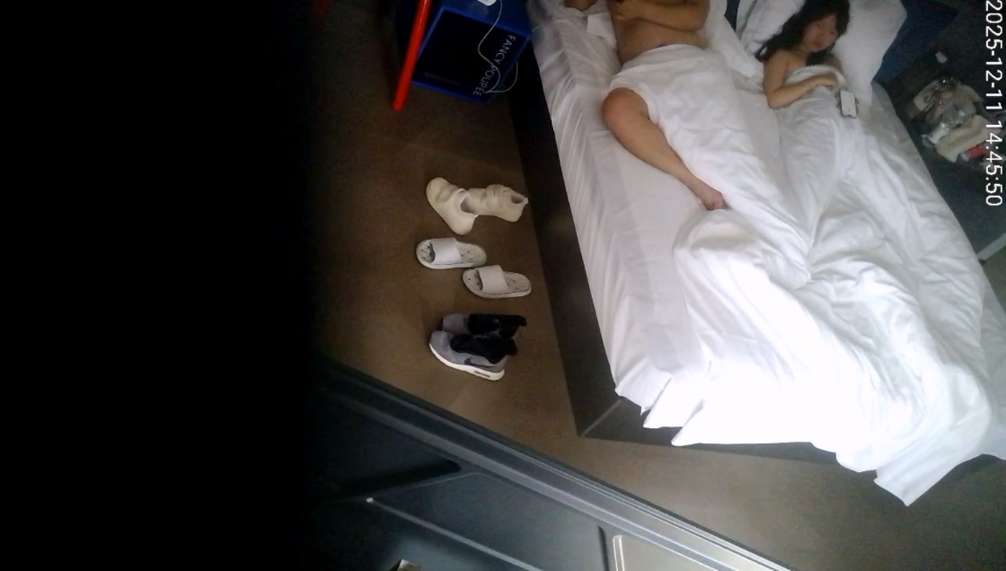2025-12-11酒店偷拍 jk软妹被男友带到酒店疯狂做爱