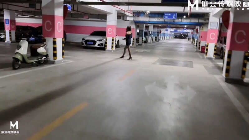 【强奸抵债】奶气草莓 - 夜场美女被堵地下车库追债 翘臀肉偿 长腿黑丝无套后入抽插 精液都射进了逼里