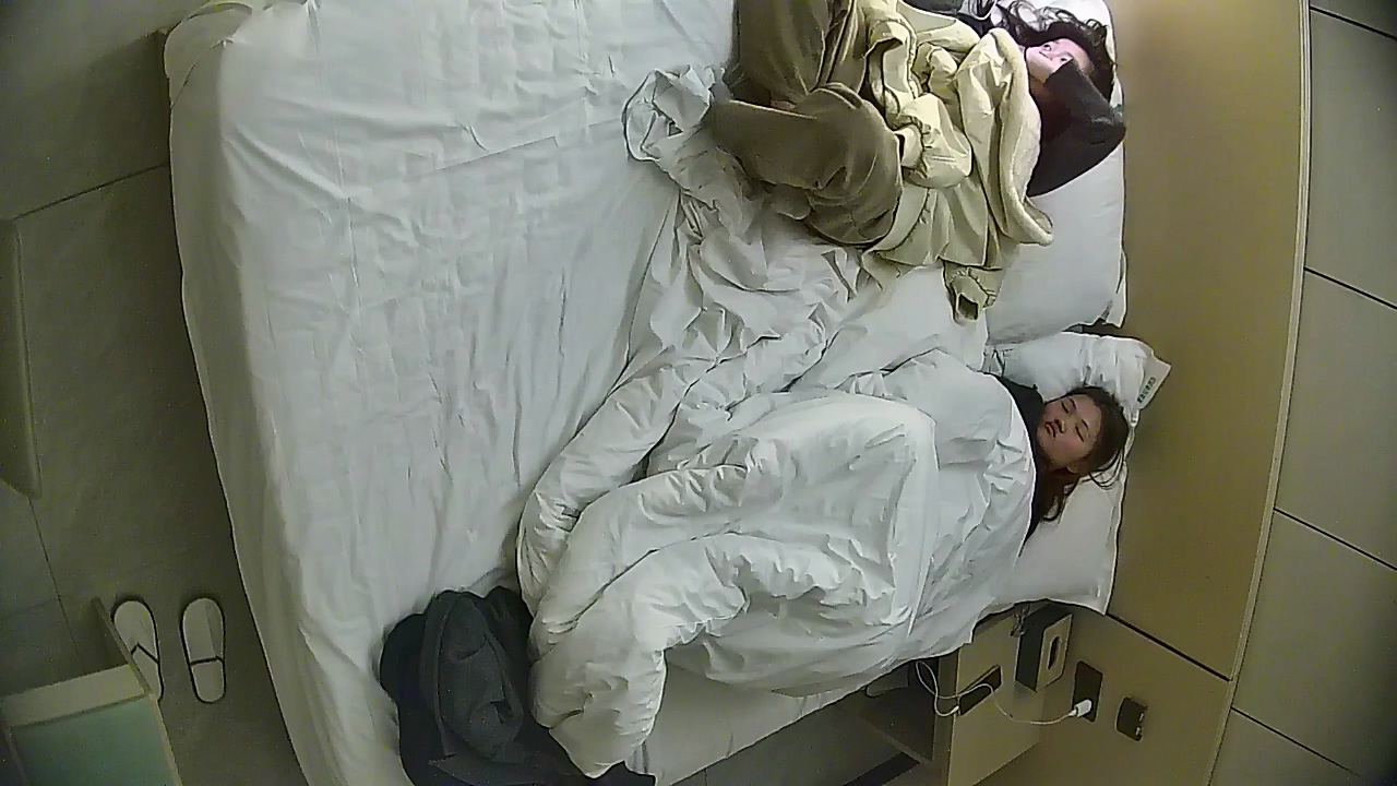 ❤️20251228❤️酒店针孔偷怕时尚眼镜妹赶在闺蜜到来前带男人到房间磕炮