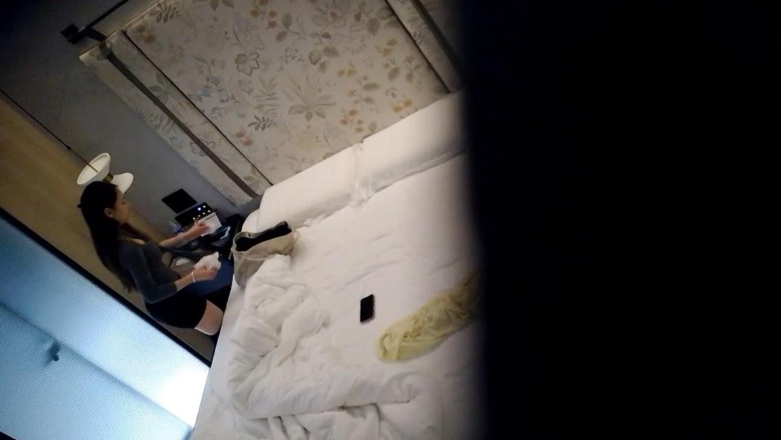 酒店偷拍长得神似李小璐的美女跳完黑桃A网红舞蹈被男友猛操(6v)