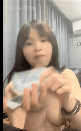 电竞主题酒店网瘾少女,打牌玩真心话大冒险,输了就指定完成任务动作,最后J8都含上了