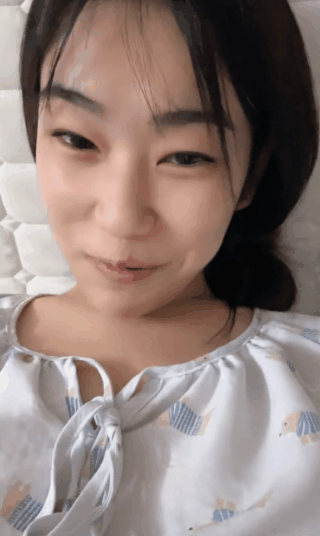 颜值不错气质邻家型小姐姐穿著可爱睡衣客厅撩骚,拨开睡衣玩弄美乳,撩起衣服跳蛋刺激