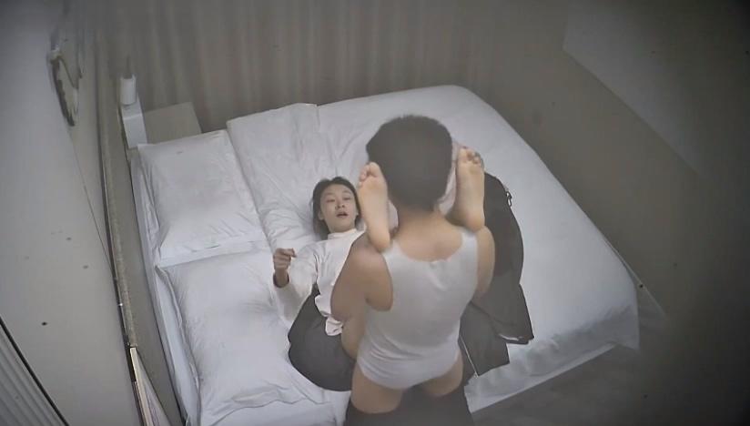 本周最佳-特别爱舔漂亮女友逼和臭脚的背心哥每次舔完以后循环狠操三次