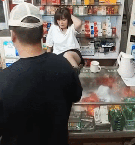 猎奇烟酒店熟女老板娘 故意露逼勾引顾客 阴毛户型清晰可见 这生意何愁不爆？