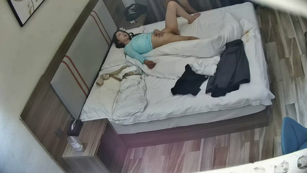 安防酒店偷拍精品❤️抖音颜值男主播约炮坐飞机远道而来的美女粉丝做爱时对白非常淫骚[MP4/240MB]
