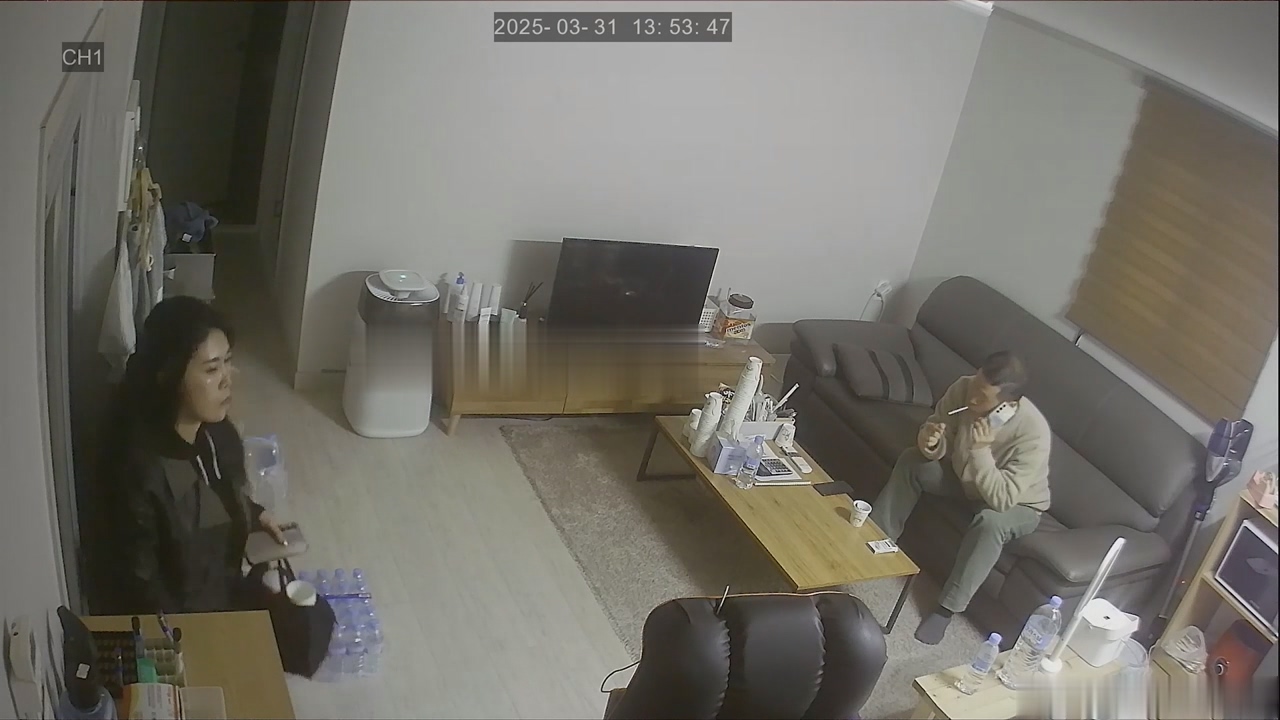 家庭台偷拍大叔出差回来等中午下班的媳妇回家迫不及待在沙发上来一炮泄泄火
