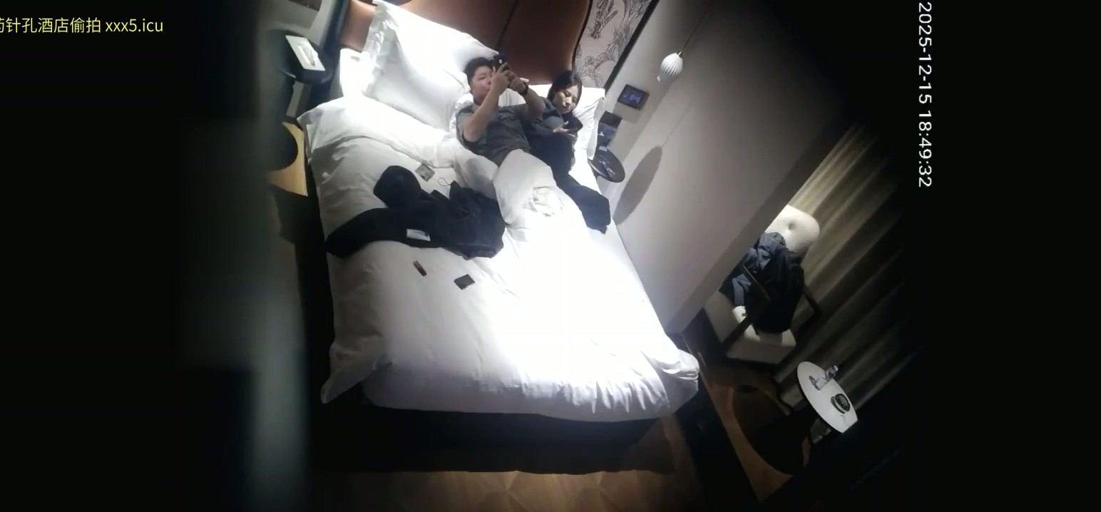 酒店针孔偷拍 黑袜贤惠人妻开房 剧情对白很长 到了晚上躺在一起还是没忍住做爱