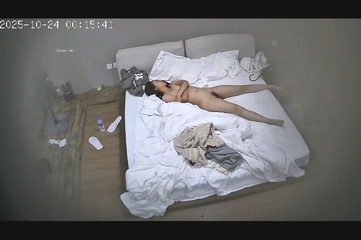 2025-10-23酒店偷拍 穿白衬衫的清纯学妹套上毛衣赴约无套外射