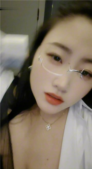 巨乳丝袜眼镜淫妻【娍】今天老公出差，又约了上次那个大屌野男人来偷情操穴